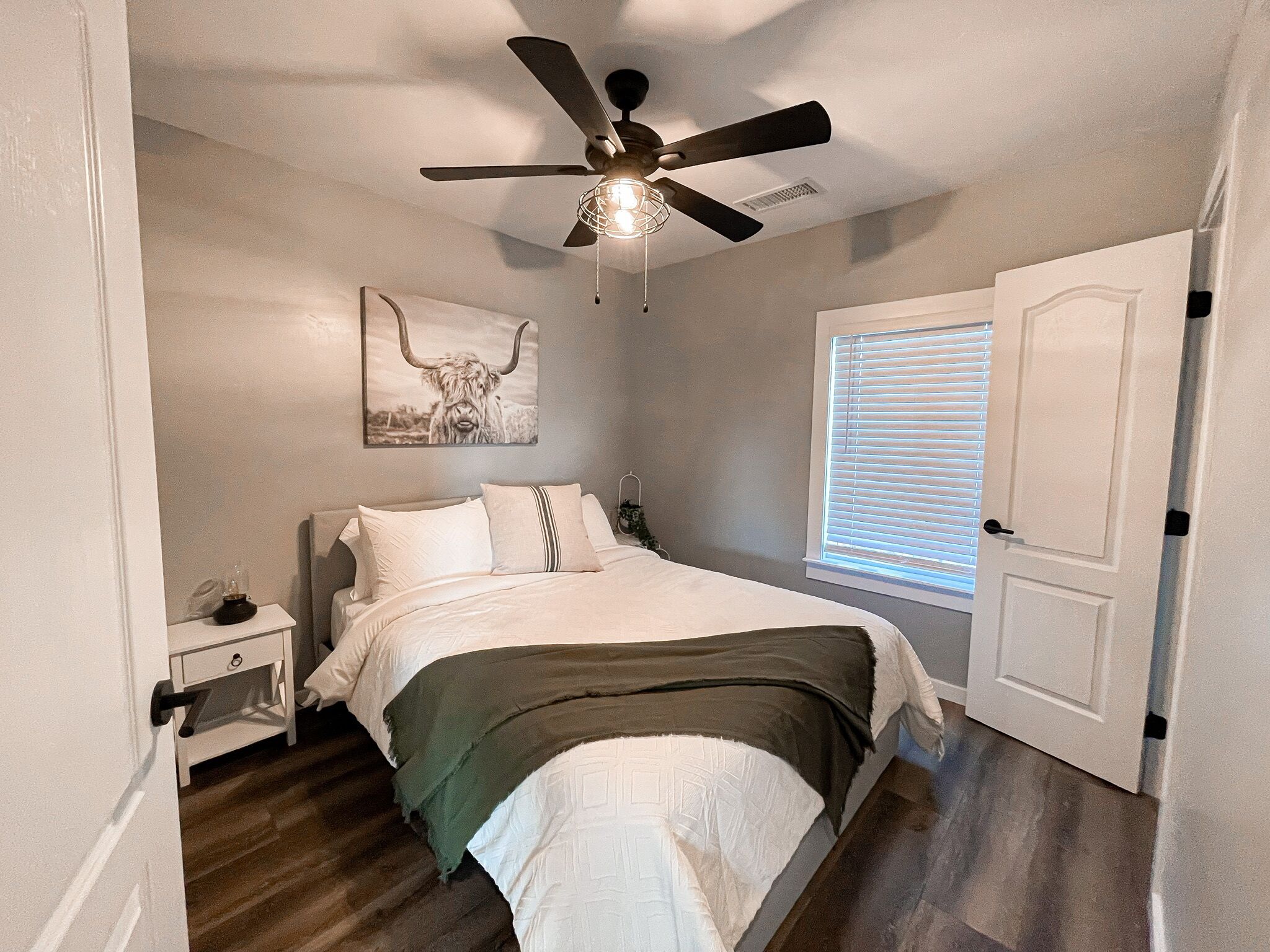 3 bedrooms, desk, iron/ironing board, travel crib