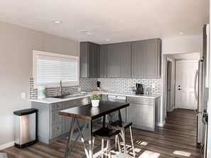 Frigorífico, microondas, horno y placa de cocina