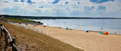 Playa en los alrededores y camastros