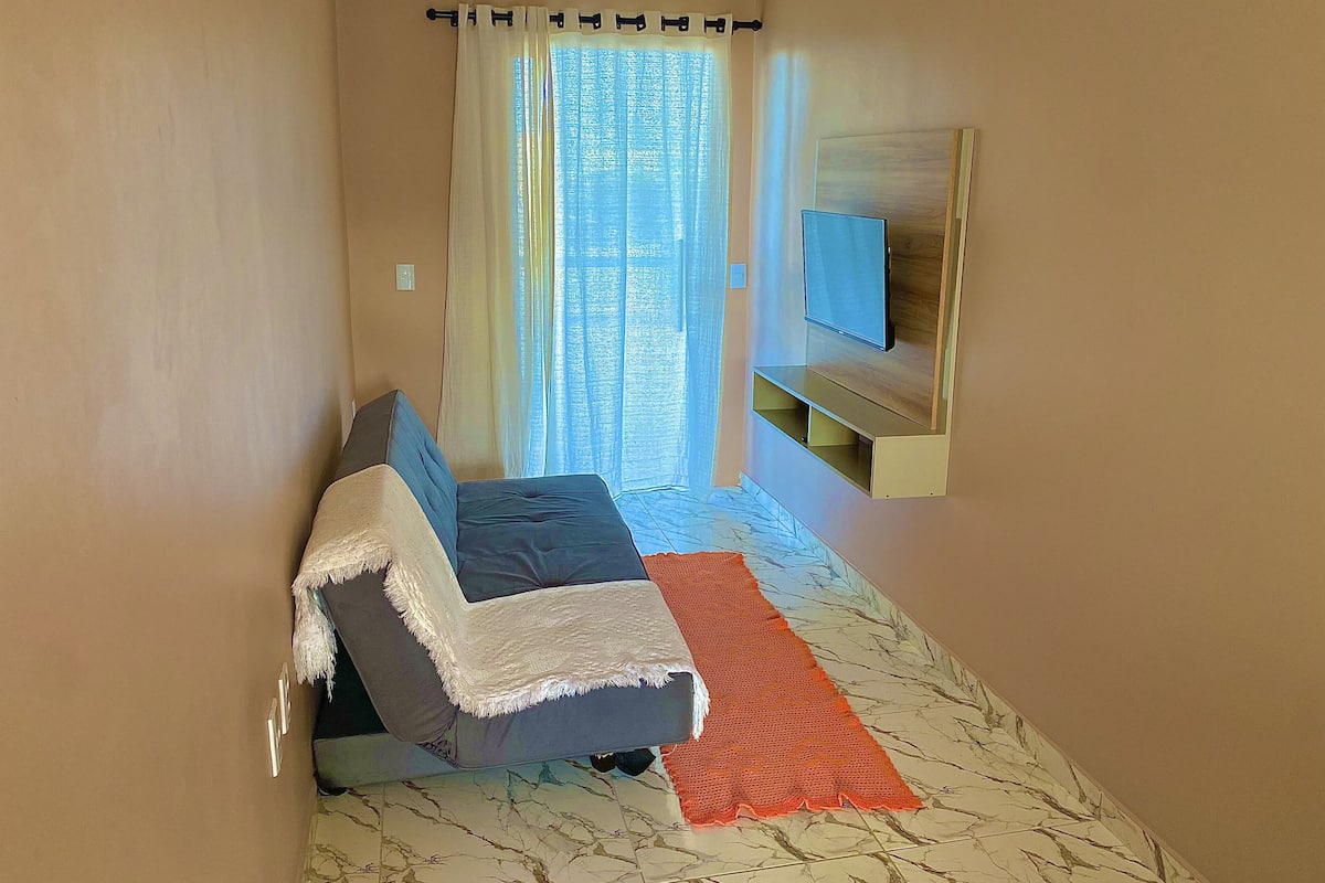 Apartamento família, várias camas, para não fumantes, vista parcial para o oceano | Área de estar | Smart TV 32 polegadas com canais digitais, TV