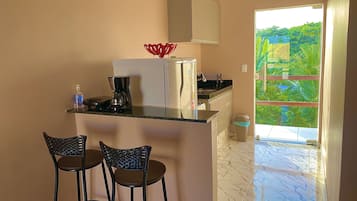 Apartamento família, várias camas, para não fumantes, vista parcial para o oceano | Cozinha privada | Liquidificador, talheres/pratos/utensílios de cozinha