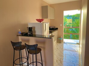 Family Apartment, Multiple Beds, Non Smoking, Partial Ocean View | Private kitchen | Blender, cookware/dishes/utensils - Casa do leo (Marechal Deodoro)