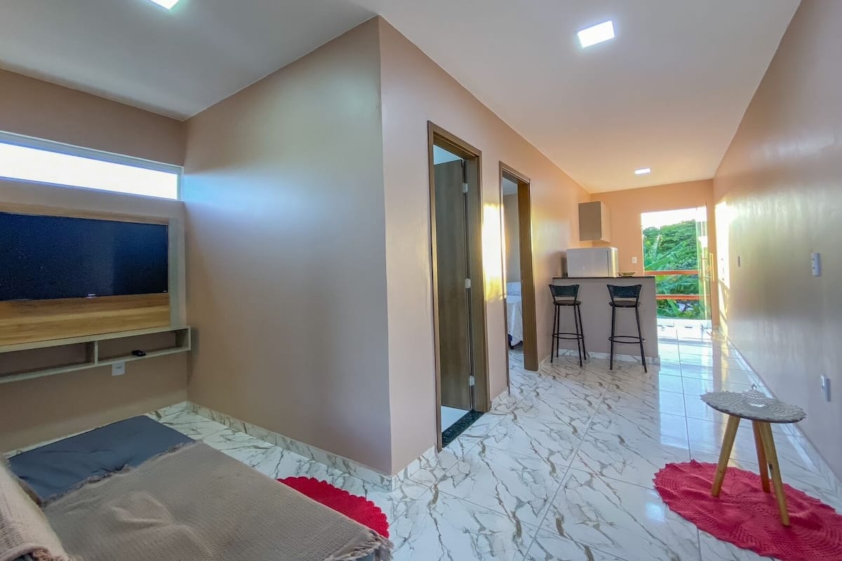 Apartamento standard, 1 cama de casal e sofá-cama, para não fumantes, vista parcial para o oceano | Área de estar | Smart TV 32 polegadas com canais digitais, TV