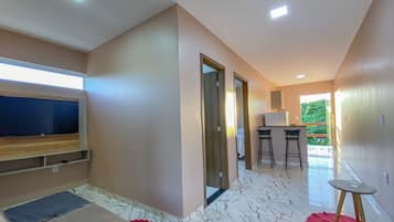 Apartamento standard, 1 cama de casal e sofá-cama, para não fumantes, vista parcial para o oceano | Área de estar | Smart TV 32 polegadas com canais digitais, TV