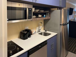 Escritorio, tabla de planchar con plancha, wifi gratis y ropa de cama 