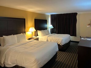 Escritorio, tabla de planchar con plancha, wifi gratis y ropa de cama