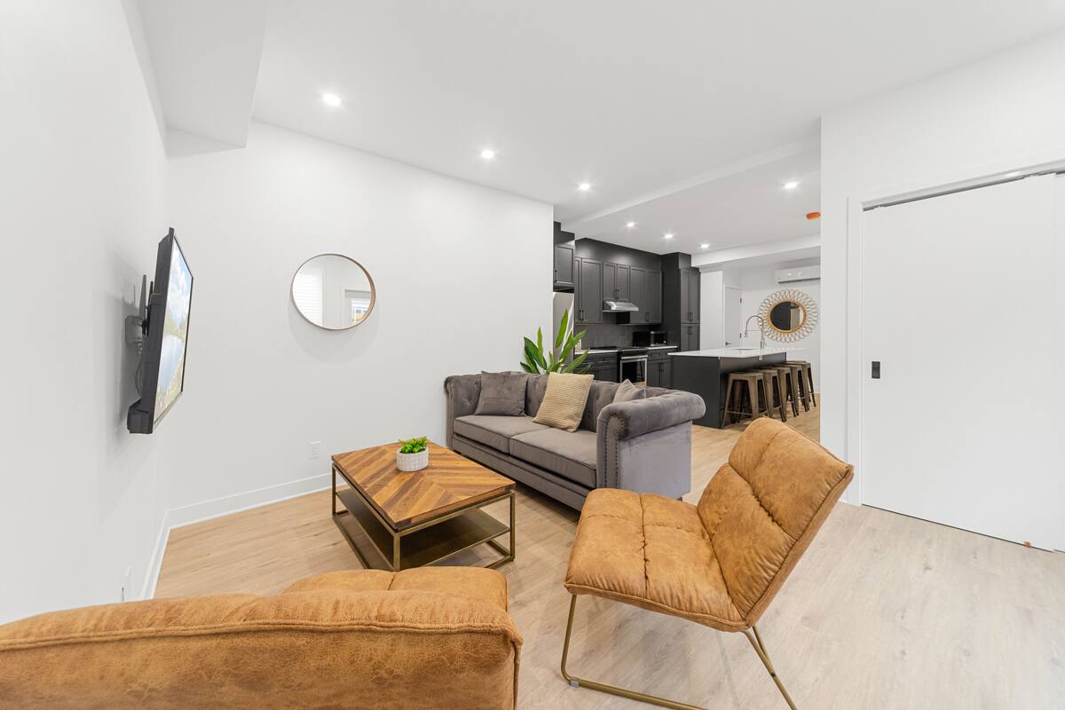 Signature-Apartment | Wohnbereich | 60-Zoll-Smart-TV mit Kabelempfang, Fernseher, Netflix