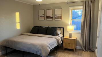 3 camere, una scrivania, ferro/asse da stiro, culla da viaggio