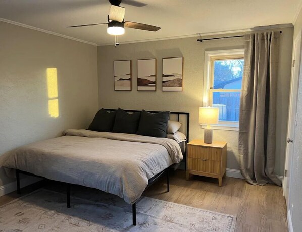 3 Schlafzimmer, Schreibtisch, Bügeleisen/Bügelbrett, Reisekinderbett