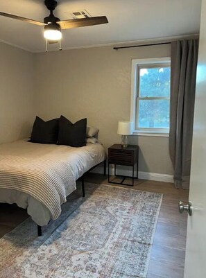 3 Schlafzimmer, Schreibtisch, Bügeleisen/Bügelbrett, Reisekinderbett