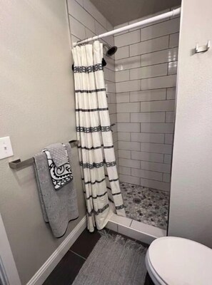 Douche, sèche-cheveux, serviettes fournies, savon