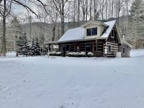 Log Cabin, walk to National park trails and minutes from Gatlinburg with a view!