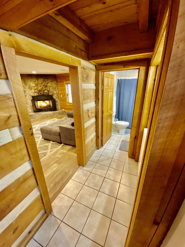 Cozy Cabin, walk to Cades Cove and just minutes from Gatlinburg with a view! Blount County Vrbo