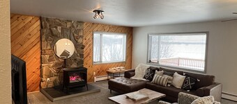Top Floor Lakefront Condo with Mountain Views!