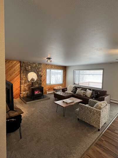 Top Floor Lakefront Condo with Mountain Views!