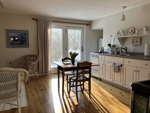 Fridge, microwave, oven, stovetop - Cozy, private cottage for two (Blue Hill)