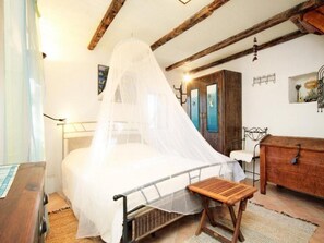 4 slaapkamers, een strijkplank/strijkijzer, internet, beddengoed
