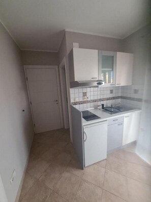 Refrigerador, microondas, cafetera y tetera y utensilios de cocina 