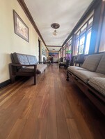 40-inch Smart TV with digital channels, TV, pay movies