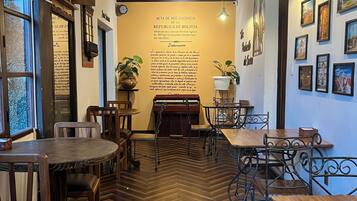 40-inch Smart TV with digital channels, TV, pay films