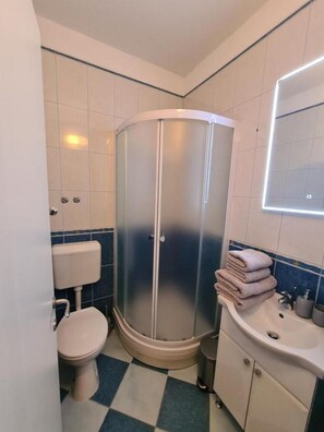 Een douche, een haardroger, handdoeken