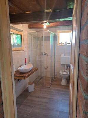Shower, hair dryer, towels, soap - Kokotova Hiža - One Bedroom Holiday Home with Terrace (Konjščina)