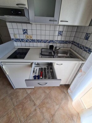 Kühlschrank, Mikrowelle, Wasserkocher mit Kaffee-/Teezubehör