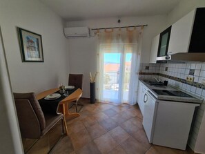 Kühlschrank, Mikrowelle, Wasserkocher mit Kaffee-/Teezubehör