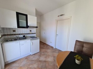 Kühlschrank, Mikrowelle, Wasserkocher mit Kaffee-/Teezubehör