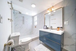 Shower, hair dryer, bidet, towels - The Palms House Miami (Miami)
