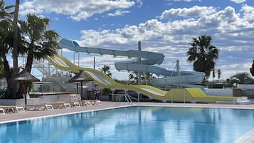 Piscina all'aperto, una piscina riscaldata