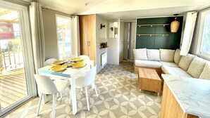 Un intérieur moderne comprenant un coin repas, un canapé et une vue sur l’extérieur.