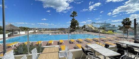 Een buitenzwembad en een verwarmd zwembad