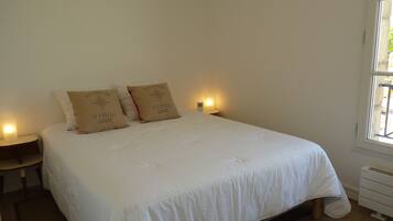 1 slaapkamer, een bureau, een strijkplank/strijkijzer, reisbedje