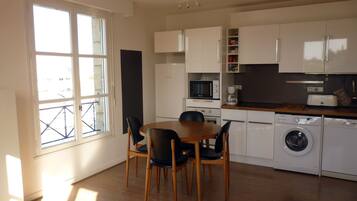 Een koelkast, een microgolfoven, een oven, een kookplaat