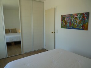 1 soverom, skrivebord, strykejern/-brett og reiseseng for barn