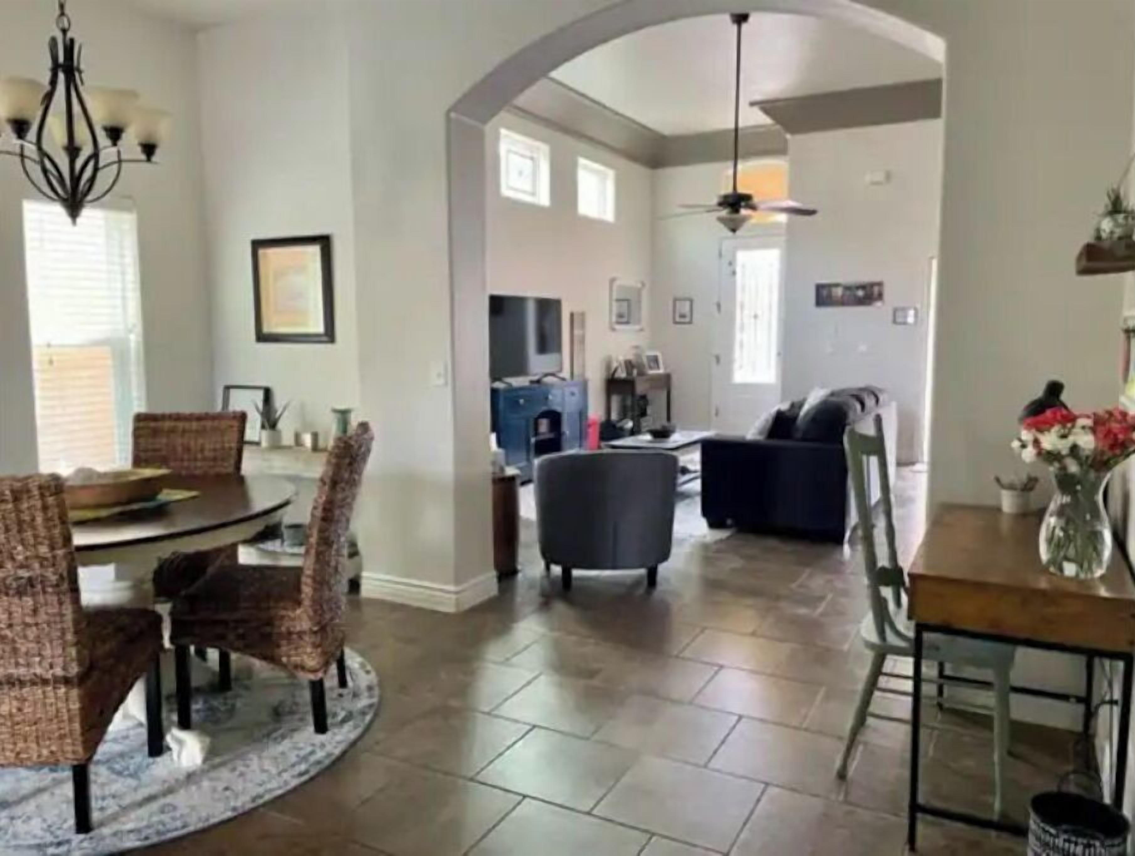 Smart-TV, Kamin, Tischfußball, Bücher