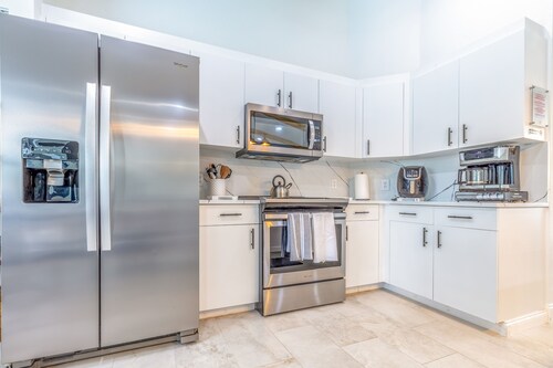 Newly Designed Home With Heated Pool- Family Friendly and Pet Friendly -Gazebo 