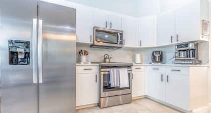 Newly Designed Home With Heated Pool- Family Friendly and Pet Friendly -Gazebo