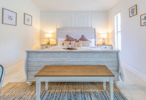 3 slaapkamers, een bureau, een strijkplank/strijkijzer, reisbedje