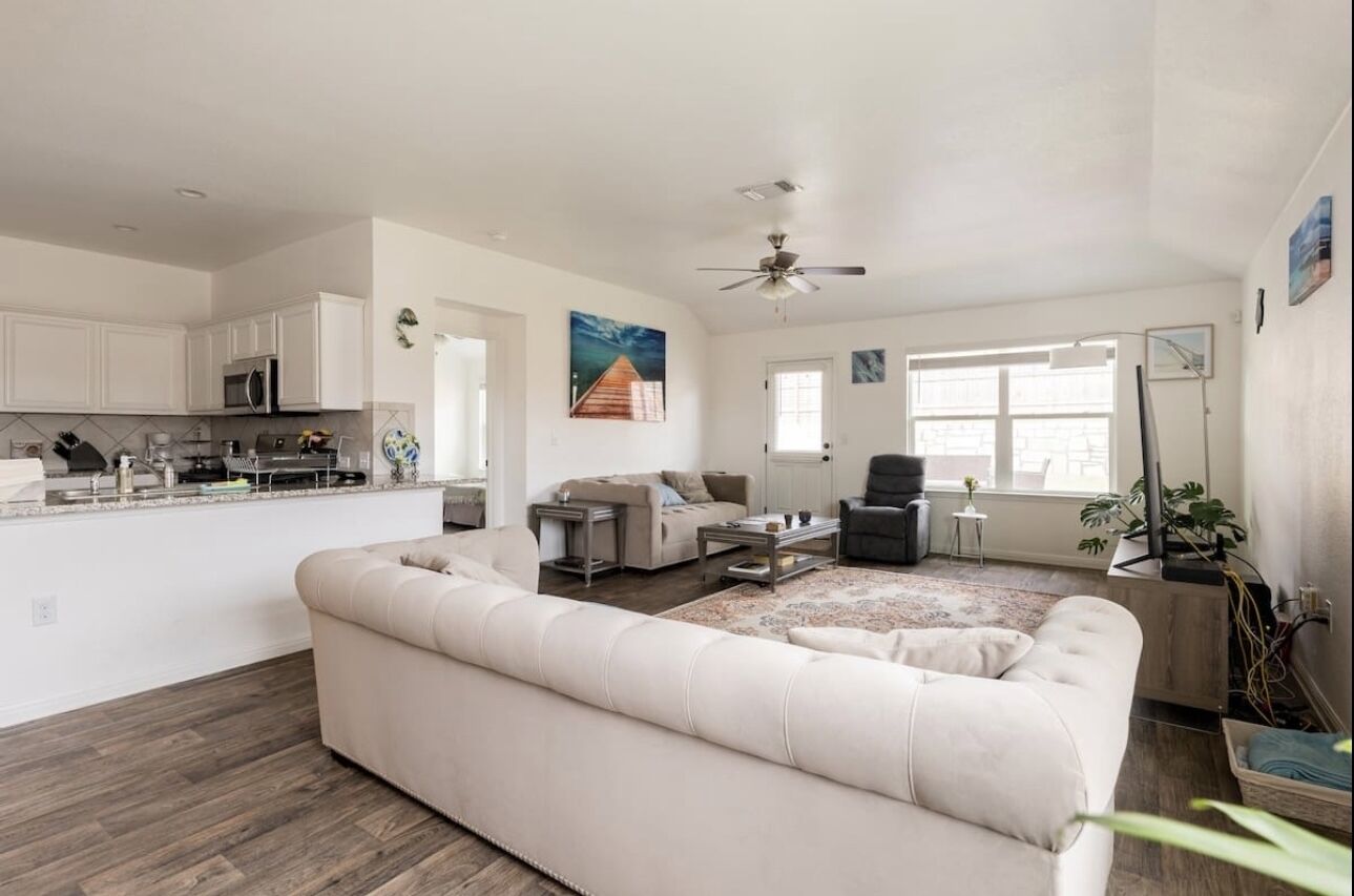 Oasis Inspired Home w/backyard patio 20 minutes from Downtown Austin!