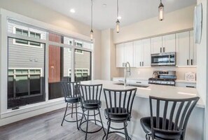 Refrigerador, microondas, horno, placa de cocina