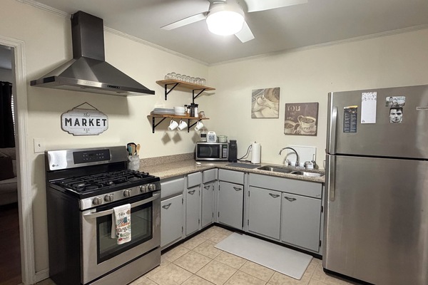 Geladeira, micro-ondas, fogão, cooktop