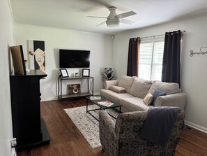 Smart-tv, eldstad och böcker