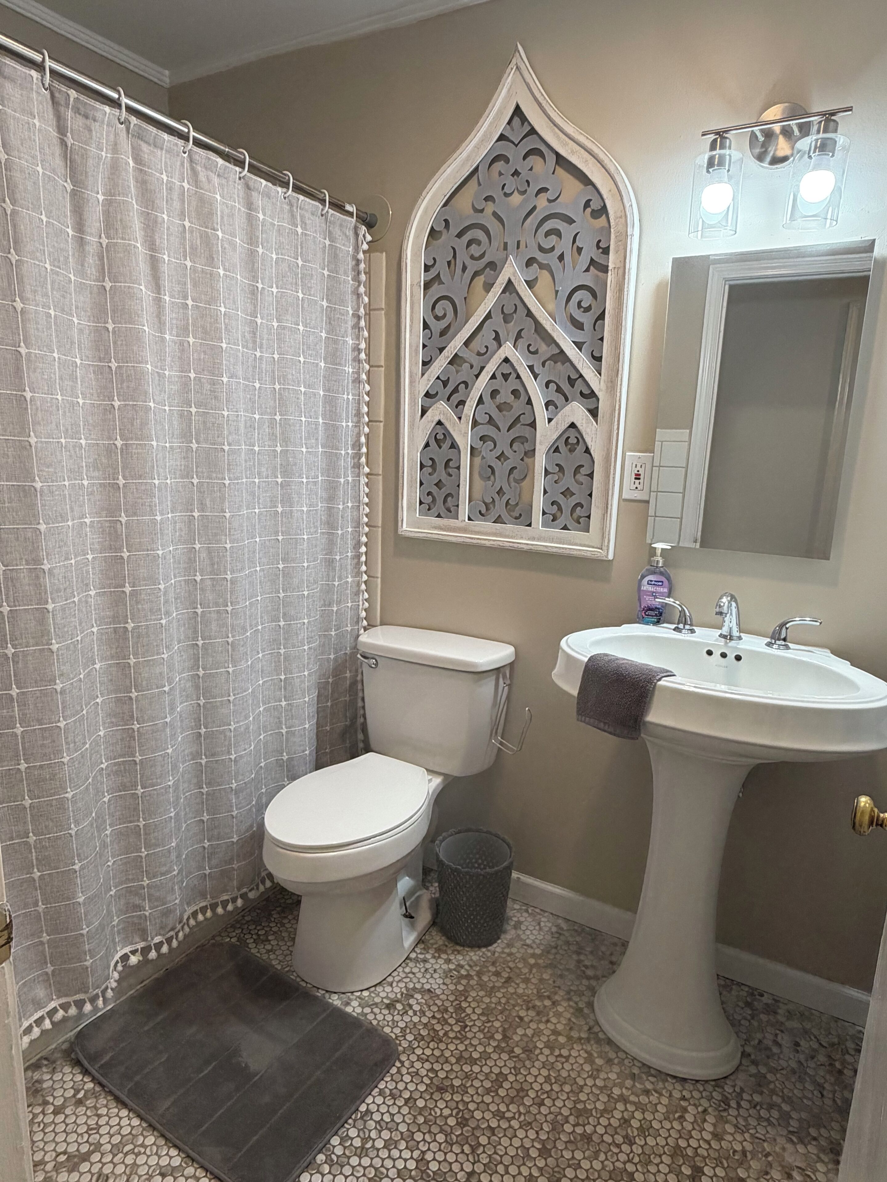 Een haardroger, handdoeken, zeep, shampoo