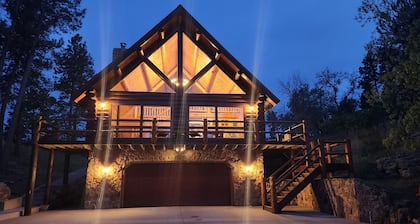 Beautiful Black Hills Log Home with Loft and 360' Views!!