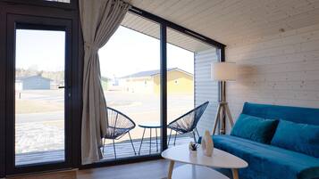 Smart-tv, bordsfotboll, ett bordtennisbord och en stereo