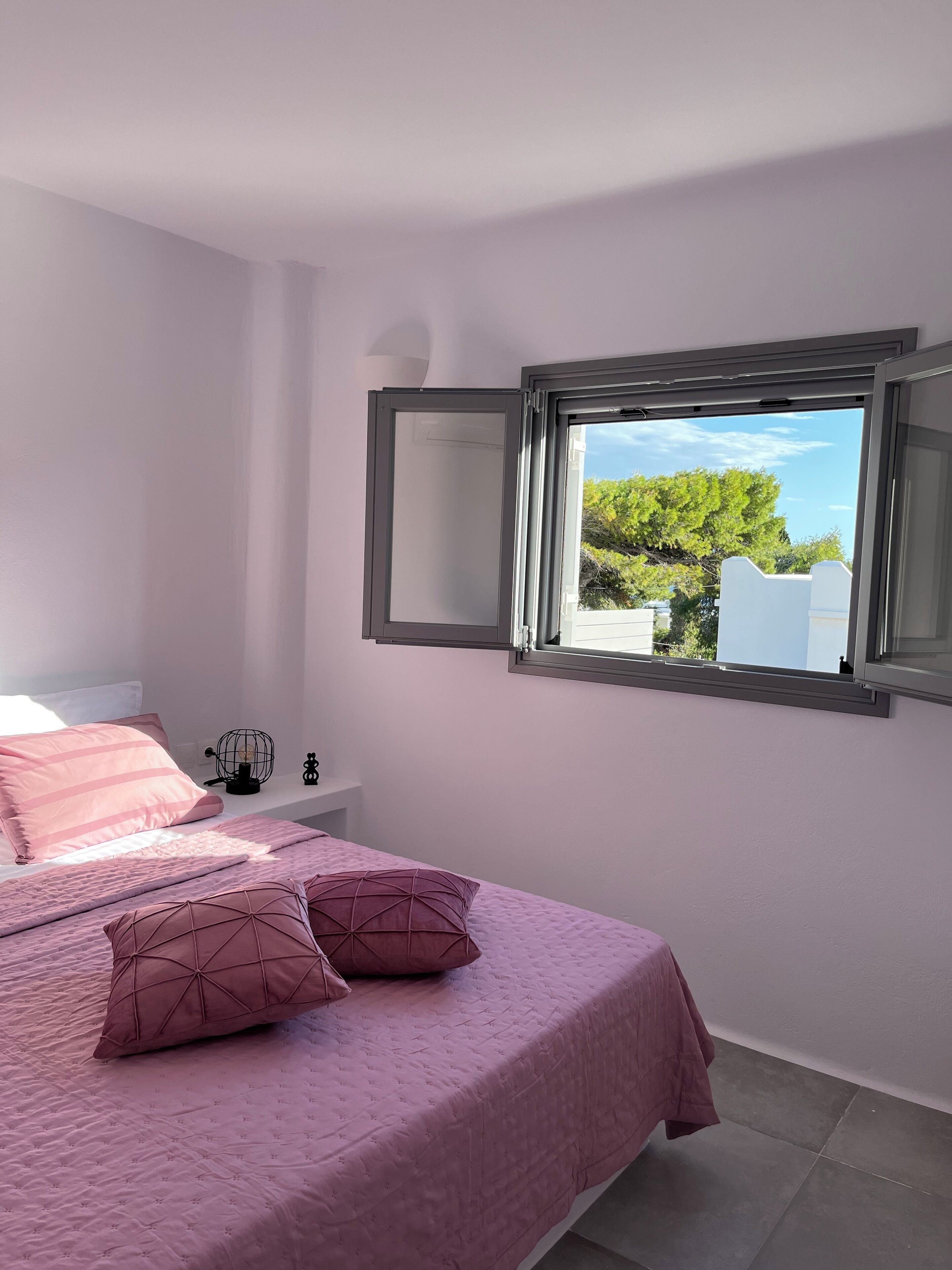Premium bedding, memory-foam beds, in-room safe, laptop workspace