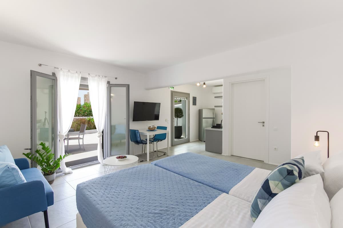Premium bedding, memory-foam beds, in-room safe, laptop workspace