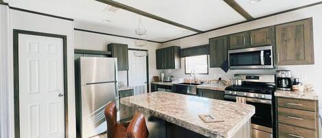 ثلاجة، ميكروويف، فرن، موقد طهي مسطح